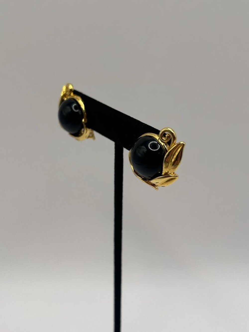 Vintage Trifari Black Cabochon Gold Tone Leaf Clip On Earrings Christmas Gift - Picture 5 of 12